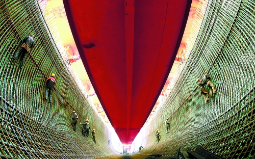 2月27日，南水北調中線鄧州湍河渡槽工程建設者在槽體內扎鋼筋。