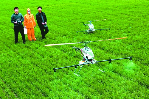 無人作業機一分鐘可為一畝地噴一升藥。