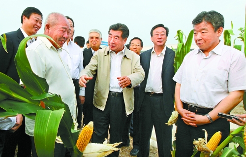 圖為回良玉在鄧州市腰店鄉(xiāng)草寺村視察萬畝玉米高產(chǎn)示范方。 圖為回良玉在鄧州市腰店鄉(xiāng)草寺村視察萬畝玉米高產(chǎn)示范方。