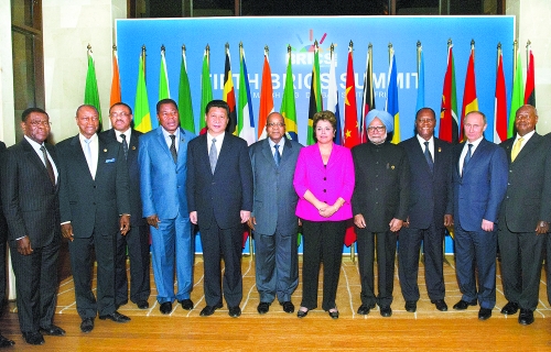 　3月27日，國家主席習近平在南非德班出席金磚國家領導人與非洲國家領導人對話會。這是與會領導人集體合