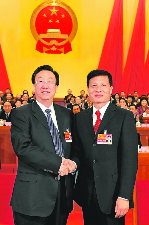 4月2日上午,新當選的省人大常委會主任郭庚茂與新當選的省人民政府省長謝伏瞻親切握手。郭宇 董亮 攝 4月2日上午,新當選的省人大常委會主任郭庚茂與新當選的省人民政府省長謝伏瞻親切握手。郭宇 董亮 攝