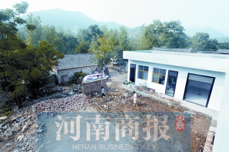 新校舍旁邊，是徐云玲和學(xué)生們用了多年的石頭校舍 河南商報(bào)記者 鄧萬(wàn)里/攝