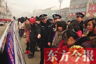 虞城縣公安局在26個鄉鎮開展“安全防范”大宣傳活動 代先鋒 攝 虞城縣公安局在26個鄉鎮開展“安全防范”大宣傳活動 代先鋒 攝