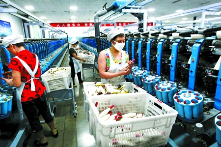 6月6日，舞鋼市鑫海紡織有限公司員工正在新建成的紡紗車間生產。