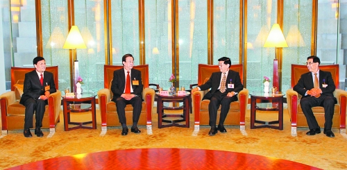 　3月24日，國務院發展研究中心主任李偉在北京會見了前來出席中國發展高層論壇“中原之夜”活動的河南省