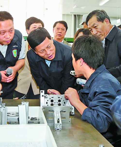 4月24日，省委副書記、省長謝伏瞻在濟源虎嶺產(chǎn)業(yè)集聚區(qū)考察。