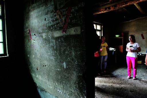 墻上寫的是姊妹三個的生日 墻上寫的是姊妹三個的生日