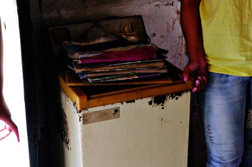 妹妹大部分時間都扶著洗衣機不作聲 妹妹大部分時間都扶著洗衣機不作聲