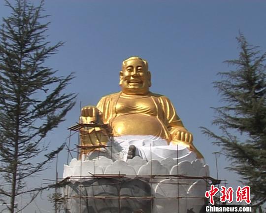 洛陽“大背頭”雕像改換龍頭園方否認炒作 洛陽“大背頭”雕像改換龍頭園方否認炒作