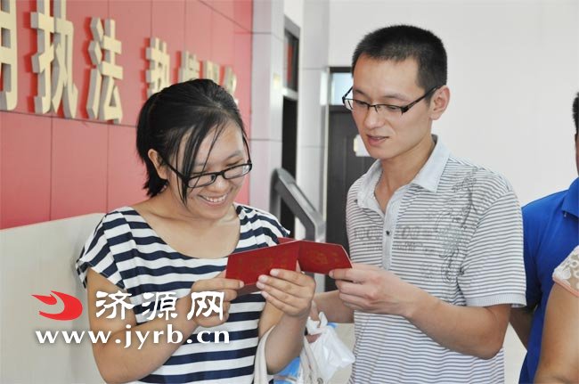 一對剛領完結婚證的新人