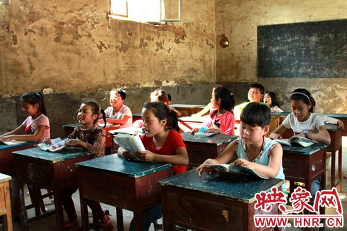 四位鄉村老師為閆洼小學的孩子們撐起一片藍天 四位鄉村老師為閆洼小學的孩子們撐起一片藍天