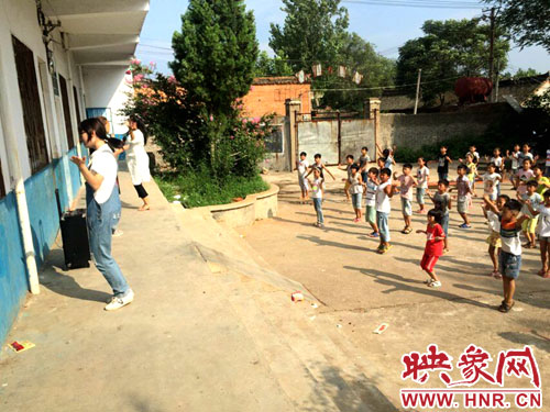 四位鄉村老師為閆洼小學的孩子們撐起一片藍天 四位鄉村老師為閆洼小學的孩子們撐起一片藍天