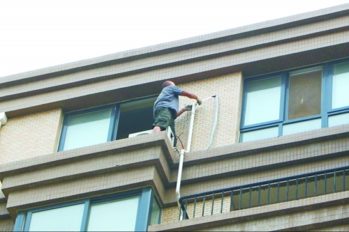 三門峽興起安裝空調收取高空作業費 收費標準混亂 三門峽興起安裝空調收取高空作業費 收費標準混亂