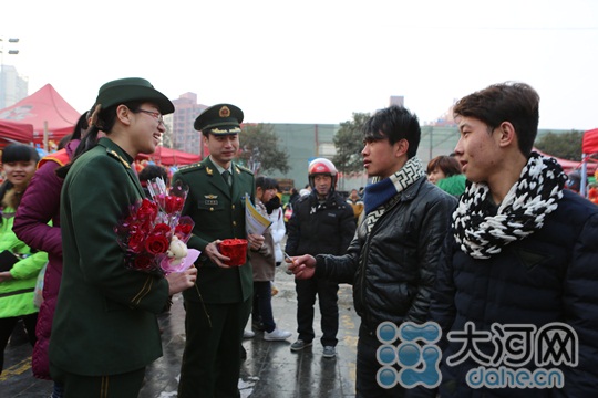 119朵玫瑰贈(zèng)煙民 提醒注意消防安全 119朵玫瑰贈(zèng)煙民 提醒注意消防安全