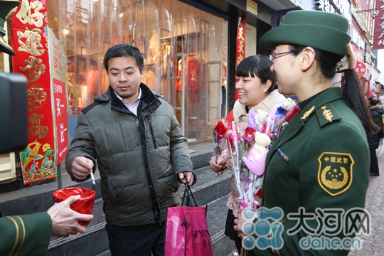 119朵玫瑰贈(zèng)煙民 提醒注意消防安全 119朵玫瑰贈(zèng)煙民 提醒注意消防安全