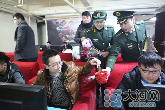 119朵玫瑰贈(zèng)煙民 提醒注意消防安全 119朵玫瑰贈(zèng)煙民 提醒注意消防安全