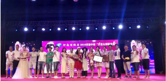 大賽總導(dǎo)演王軍嶺先生親臨現(xiàn)場(chǎng)，為報(bào)名點(diǎn)指導(dǎo)工作