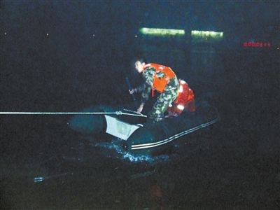 女子墜牧野湖冰窟 新鄉消防破冰百米施救終死亡 女子墜牧野湖冰窟 新鄉消防破冰百米施救終死亡