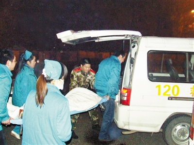 女子墜牧野湖冰窟 新鄉消防破冰百米施救終死亡 女子墜牧野湖冰窟 新鄉消防破冰百米施救終死亡