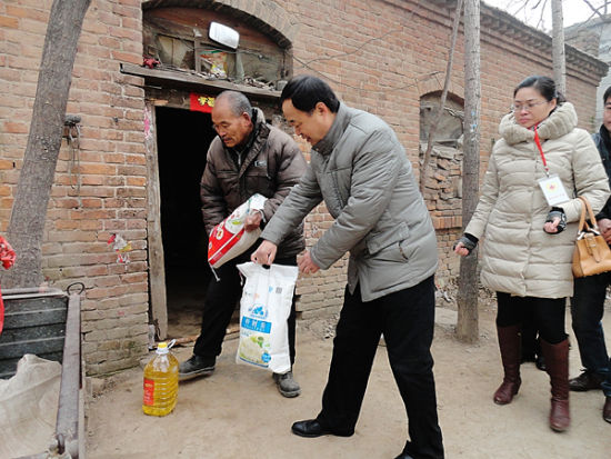 新鄉“紅十字博愛送萬家”救助貧困家庭 新鄉“紅十字博愛送萬家”救助貧困家庭