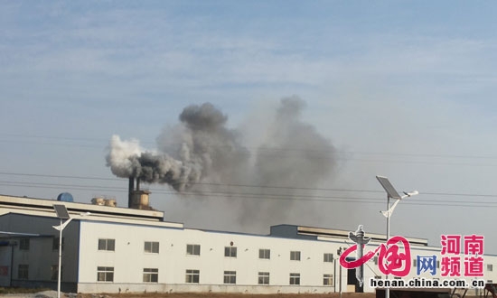 信陽一工廠排煙飄散數公里 附近村民戴口罩干活 信陽一工廠排煙飄散數公里 附近村民戴口罩干活