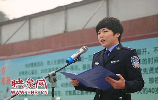 滎陽美女警官進校園普法演講 2600師生收獲良多 滎陽美女警官進校園普法演講 2600師生收獲良多