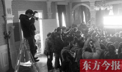 東方今報攝影記者沈翔站在梯子上找最佳拍攝角度 東方今報攝影記者沈翔站在梯子上找最佳拍攝角度