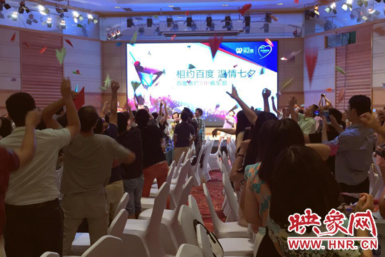 全場一齊放飛“愛情心愿紙飛機”,能不能飛進“ta”的心里? 全場一齊放飛“愛情心愿紙飛機”,能不能飛進“ta”的心里?