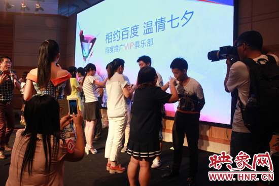 甜蜜喂餐,矮油,看的人家都不好意思啦 甜蜜喂餐,矮油,看的人家都不好意思啦