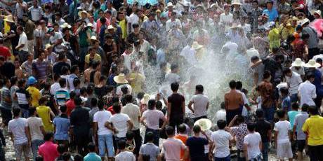 廣西舉辦鬧魚節 上萬人水塘抓魚 廣西舉辦鬧魚節 上萬人水塘抓魚