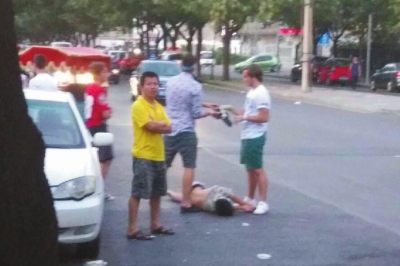 外籍男子當街肩扛、腳踏醉漢 外籍男子當街肩扛、腳踏醉漢