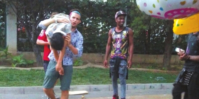 外籍男子當街肩扛、腳踏醉漢 外籍男子當街肩扛、腳踏醉漢