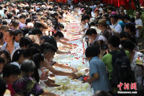 兩千余民眾共同慶生分享蛋糕 兩千余民眾共同慶生分享蛋糕