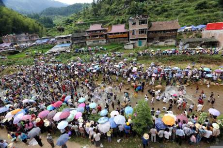 廣西舉辦鬧魚節 上萬人水塘抓魚 廣西舉辦鬧魚節 上萬人水塘抓魚