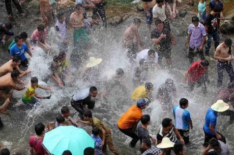 廣西舉辦鬧魚節 上萬人水塘抓魚 廣西舉辦鬧魚節 上萬人水塘抓魚