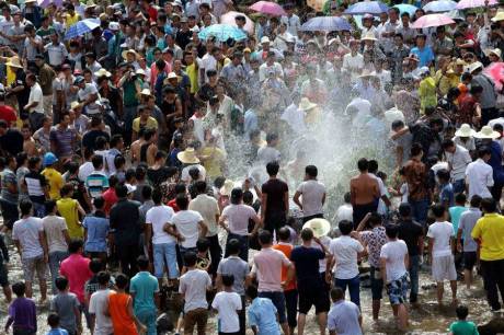 廣西舉辦鬧魚節 上萬人水塘抓魚 廣西舉辦鬧魚節 上萬人水塘抓魚