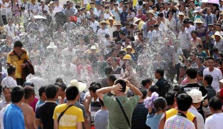 廣西舉辦鬧魚節 上萬人水塘抓魚 廣西舉辦鬧魚節 上萬人水塘抓魚