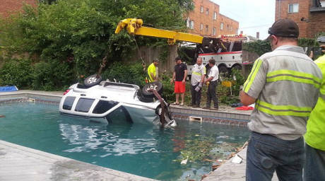 美女子駕車意外開進泳池嚇壞游泳者 美女子駕車意外開進泳池嚇壞游泳者