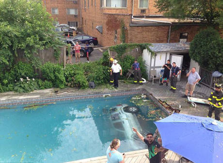 美女子駕車意外開進泳池嚇壞游泳者 美女子駕車意外開進泳池嚇壞游泳者