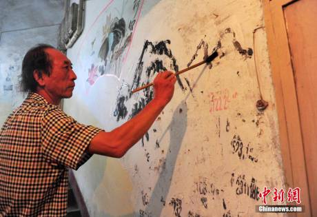 六旬老人創作樓道壁畫 六旬老人創作樓道壁畫