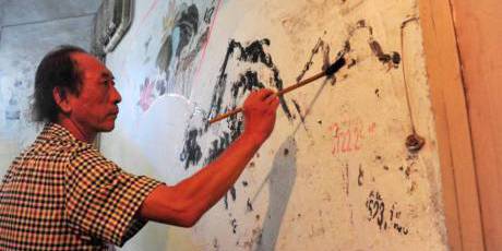 六旬老人創作樓道壁畫 六旬老人創作樓道壁畫