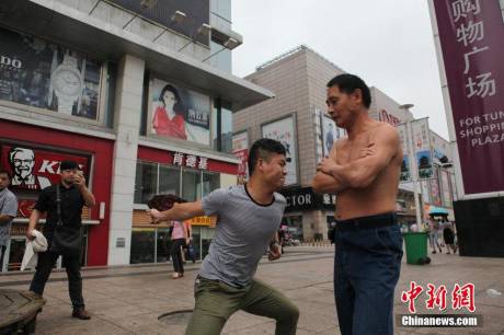南昌男子把挨打當職業 南昌男子把挨打當職業