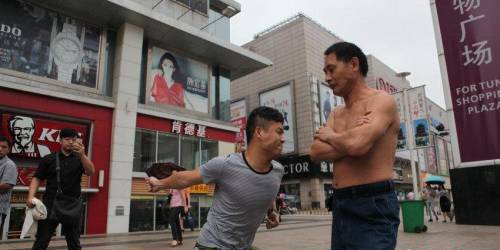 南昌男子把挨打當職業 南昌男子把挨打當職業