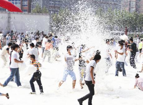 煙臺千人“枕頭大戰”迎中秋 煙臺千人“枕頭大戰”迎中秋