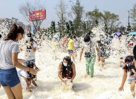 煙臺千人“枕頭大戰”迎中秋 煙臺千人“枕頭大戰”迎中秋