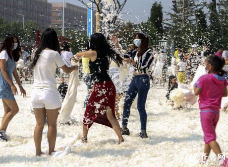 煙臺千人“枕頭大戰”迎中秋 煙臺千人“枕頭大戰”迎中秋