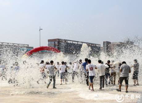 煙臺千人“枕頭大戰”迎中秋 煙臺千人“枕頭大戰”迎中秋