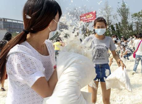 煙臺千人“枕頭大戰”迎中秋 煙臺千人“枕頭大戰”迎中秋