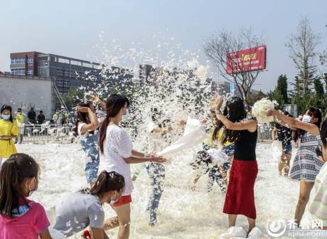 煙臺千人“枕頭大戰”迎中秋 煙臺千人“枕頭大戰”迎中秋