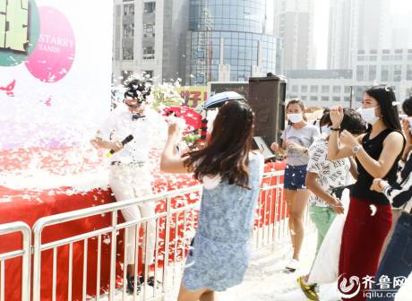 煙臺千人“枕頭大戰”迎中秋 煙臺千人“枕頭大戰”迎中秋